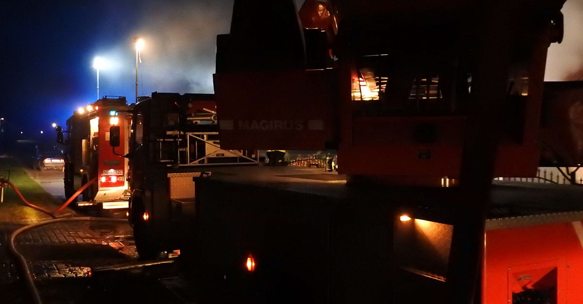 Pożar w Drulitach. Z ogniem walczą strażacy zawodowi i ochotnicy [film]