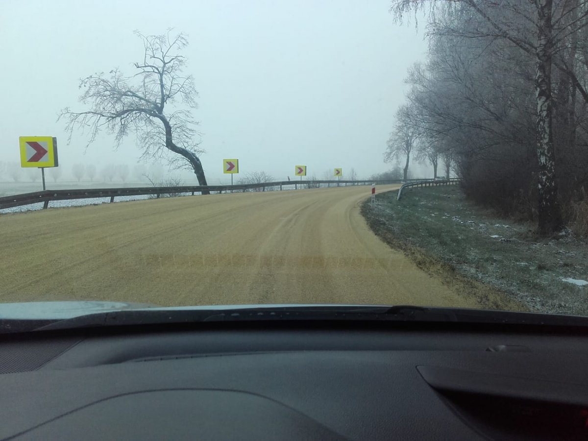 Zboże wysypało się na jezdnię. Poważne utrudnienia na drodze Elbląg-Malbork