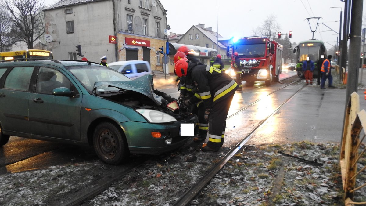 Nie zauważył tramwaju? Kierowca forda zderzył się z 