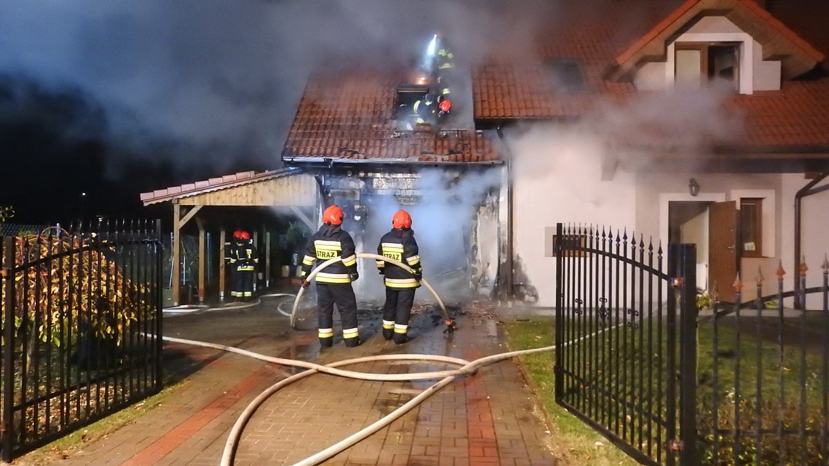 Pożar w garażu na ul. Iwaszkiewicza. Udało się uniknąć najgorszego [zdjęcia]