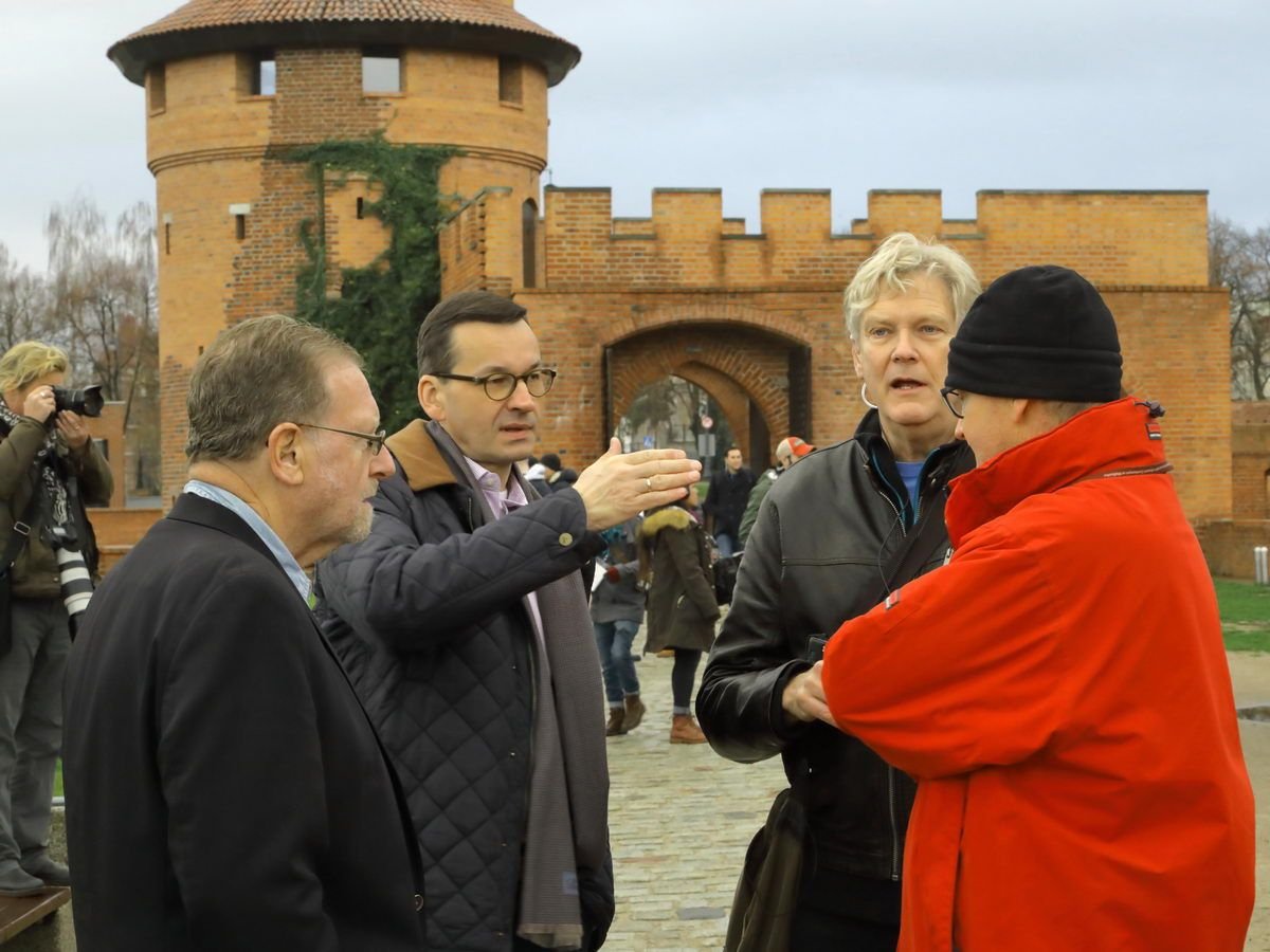 Premier Morawiecki na zamku w Malborku w roli... przewodnika [zdjęcia]