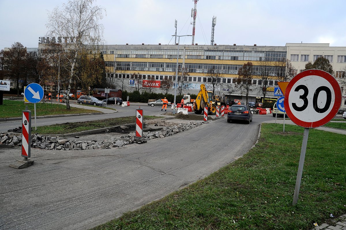 Leją asfalt na Kościuszki. Utrudnienia przy nowym rondzie [zdjęcia]