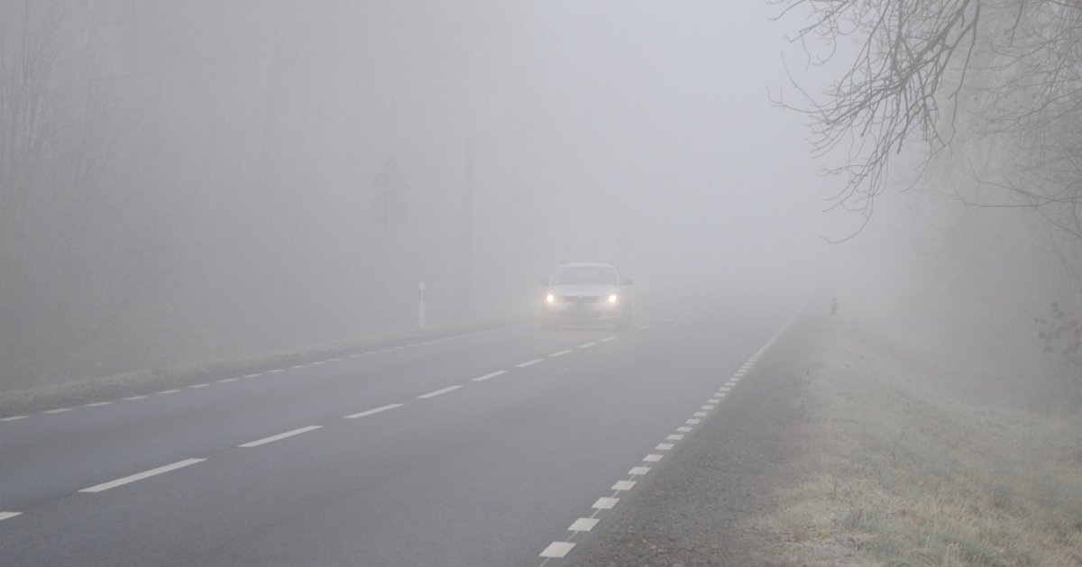 Niedzielny poranek mroźny i we mgle. Jest ostrzeżenie pogodowe
