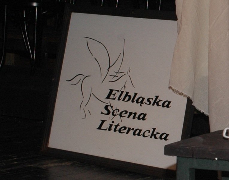 Poezja, lumpeksy, wolne sądy. Spotkanie z Monią Maciasz
