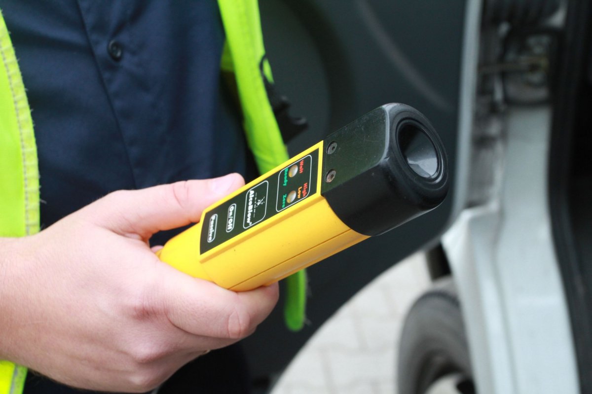 Policjanci mieli skontrolować autobus pod szkołą. Kierowca uciekł nim przyjechali