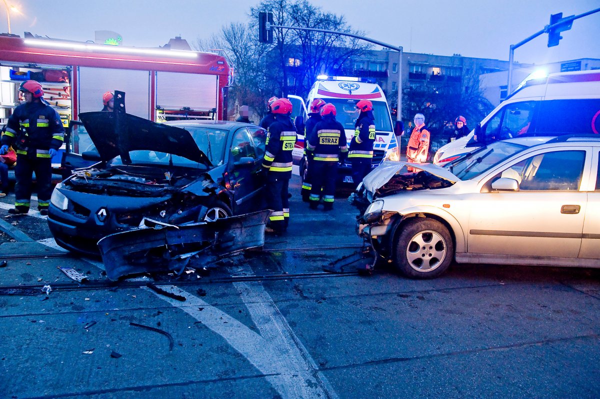 Długi weekend na drogach. Groźne zderzenia na Łęczyckiej i Pułkownika Dąbka [zdjęcia]
