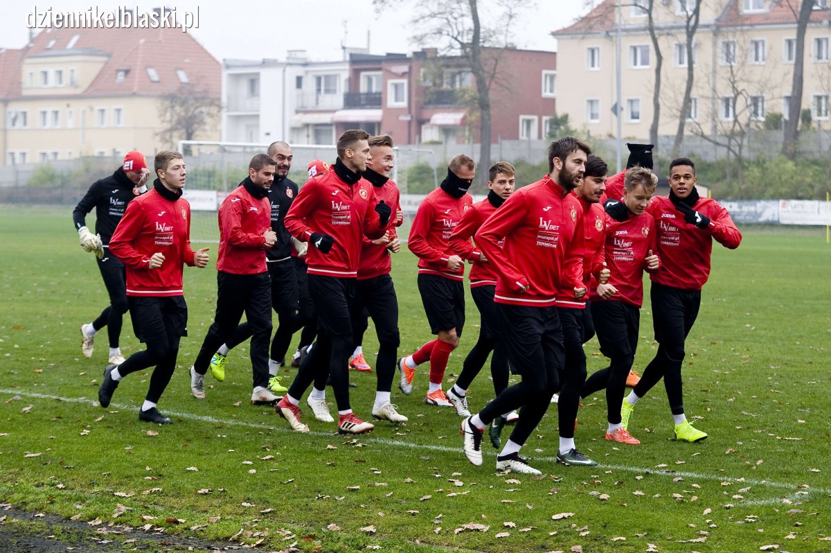 Widzew trenował w Elblągu, kibice Olimpii zrobili oprawę. Mecz się nie odbył, co zrobi PZPN? [zdjęcia]