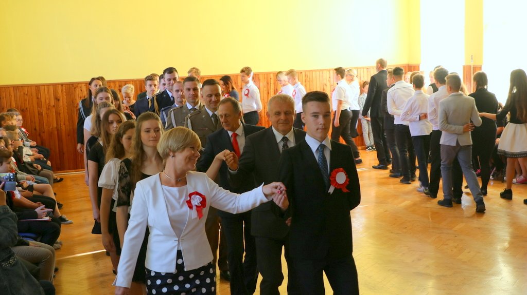 W Pasłęku zatańczyli poloneza dla Niepodległej