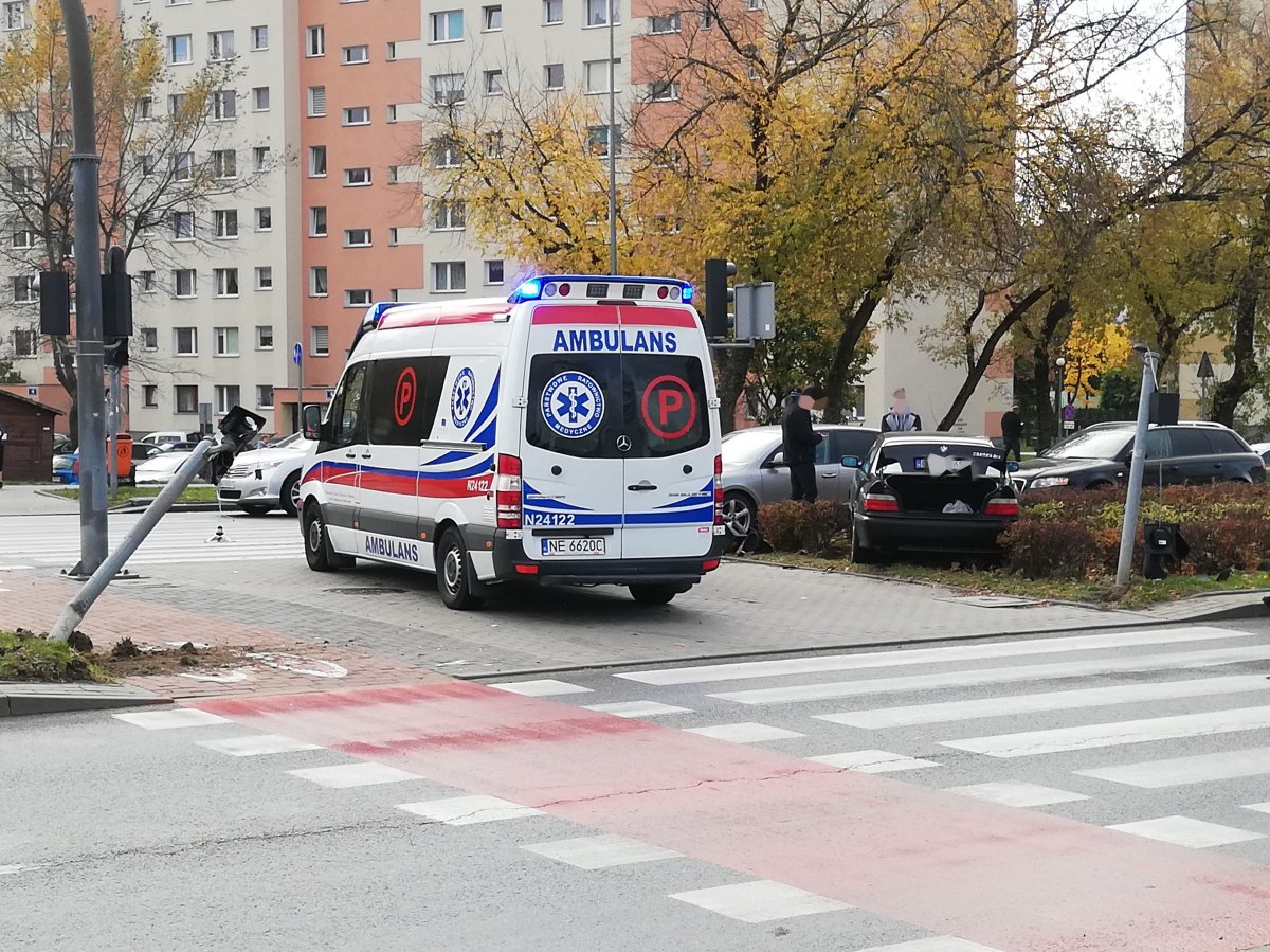 Uszkodził dwa sygnalizatory i wjechał na chodnik. Nietypowa kolizja na al. Odrodzenia