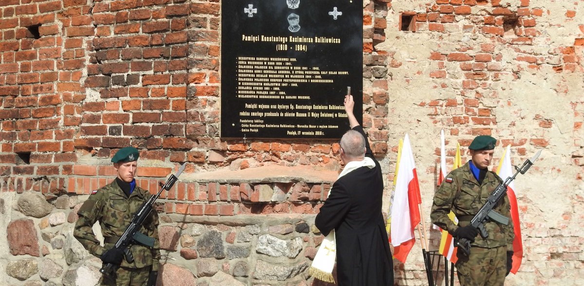 Wojewoda pisze do burmistrza Pasłęka. 