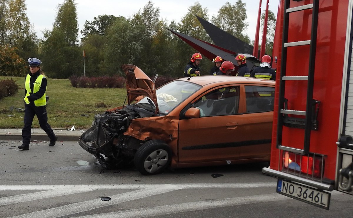 Wjechał na skrzyżowanie, uderzył w niego ford. Wypadek na Trasie Unii Europejskiej [zdjęcia]