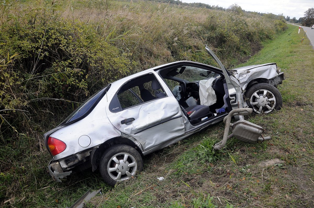 Wypadek koło Jagodna. Wyprzedzał ciężarówkę, wypadł z drogi [zdjęcia]