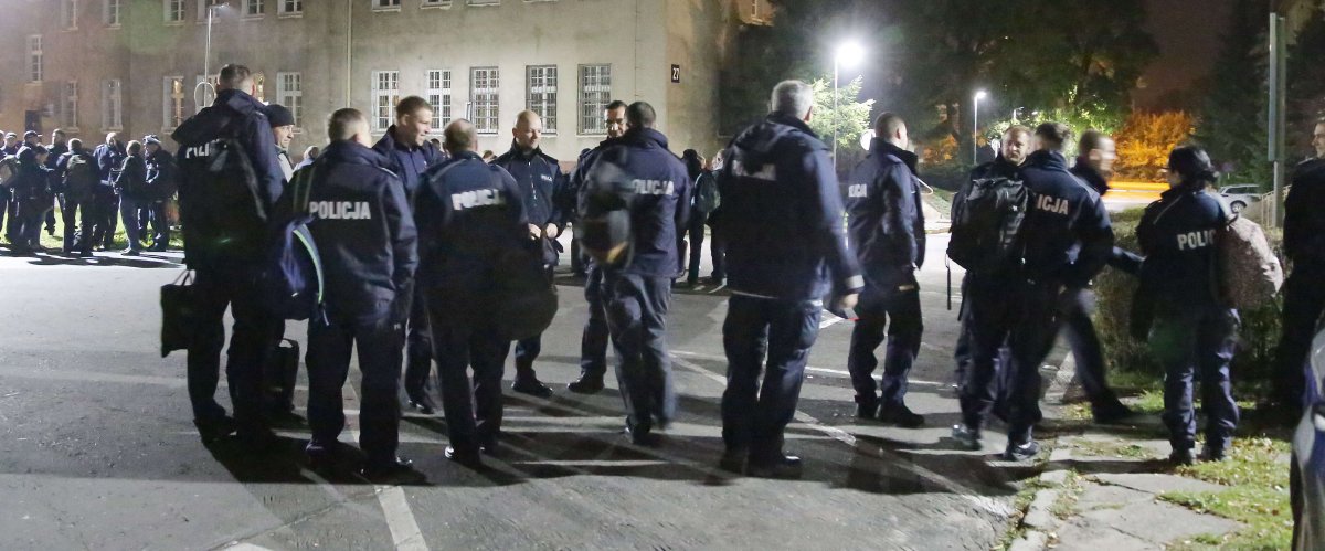 Stu policjantów z Elbląga i Pasłęka strajkuje w Warszawie