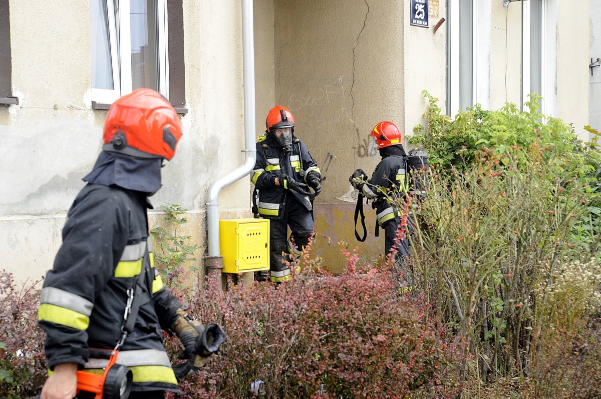 Pożar w piwnicy na Bema. Strażacy ewakuowali mieszkańców z budynku [zdjęcia]