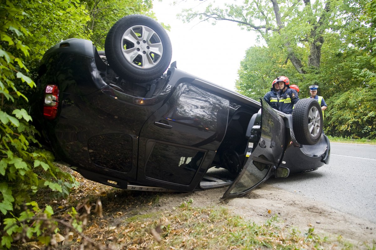 Zderzenie w Dąbrowie. Dacia dachowała po uderzeniu przez mazdę [zdjęcia]