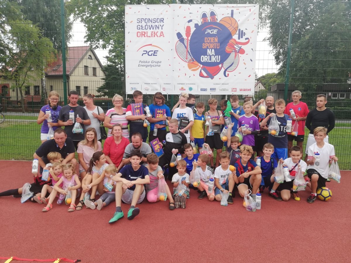 Dzień sportu na Orliku przy Piłsudskiego. Na koniec rodzice zagrali z dziećmi