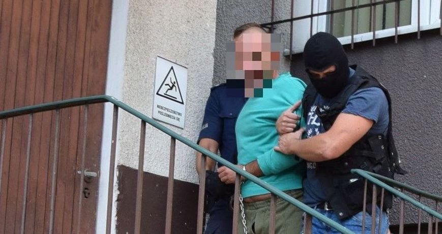 Przewoził ciało kobiety w bagażniku. Usłyszał zarzut zabójstwa i zasłabł