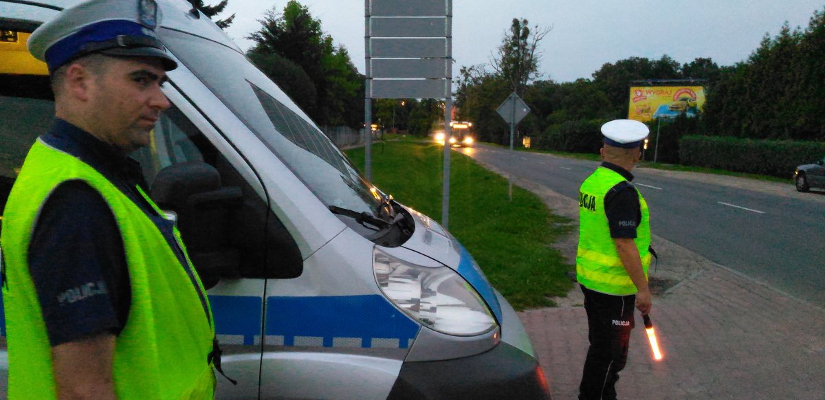 Był tak pijany, że wjechał w ogrodzenie