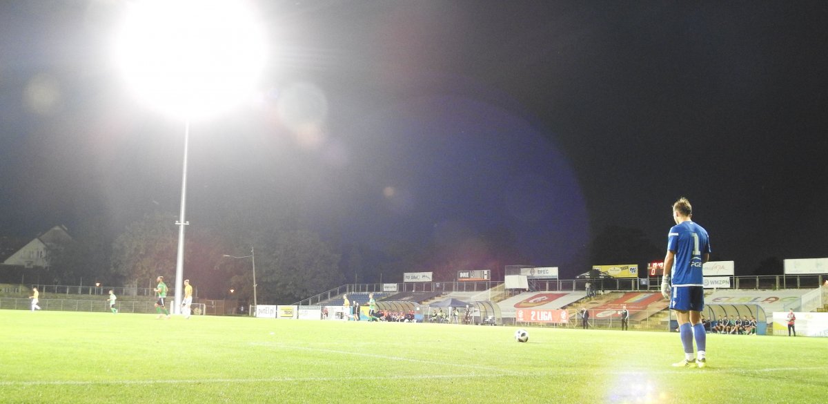 Olimpia przegrała z GKS Bełchatów. Zagrali przy zapalonych jupiterach