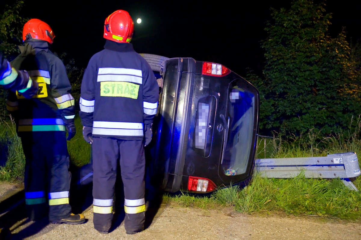 Uderzyła w barierkę, auto przewróciło się na bok [zdjęcia]