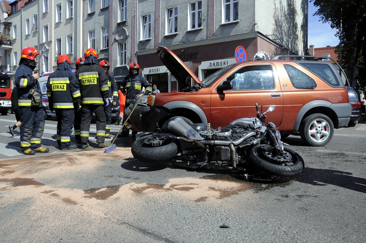 Zderzenie na skrzyżowaniu Mickiewicza i Ogrodowej. Motocyklista w szpitalu [zdjęcia]