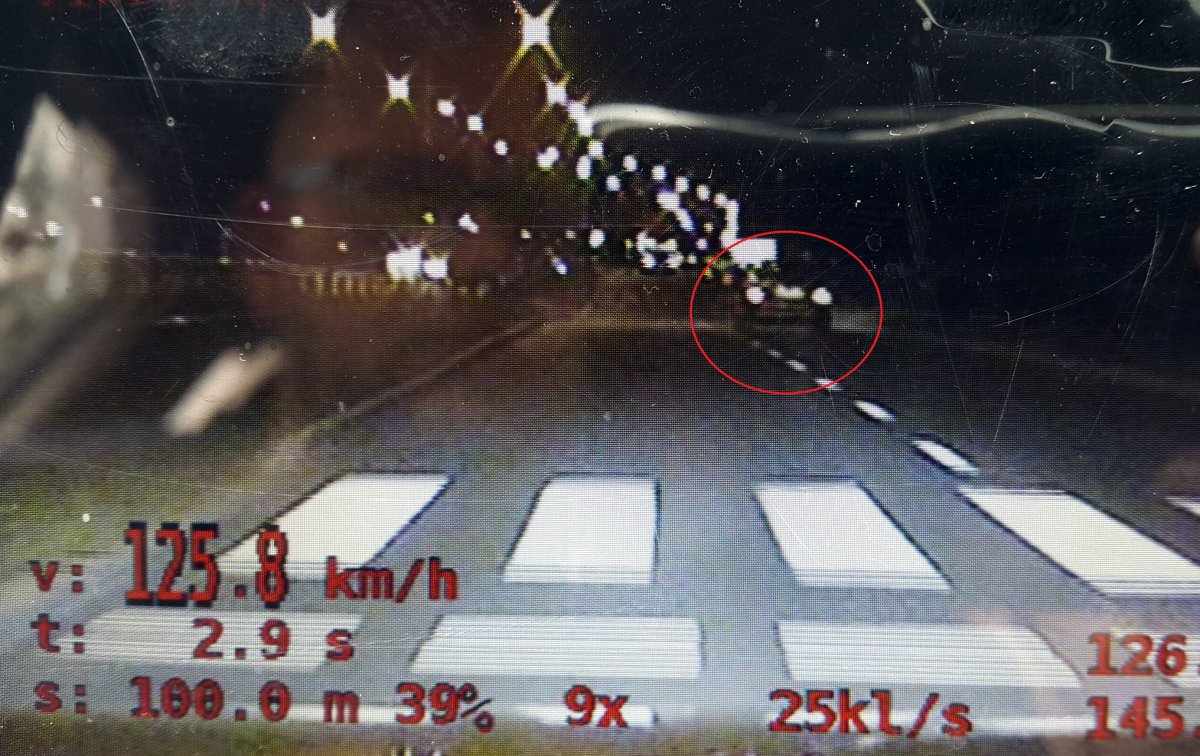 Pędził 125 km/h ulicą płk. Dąbka. Nagrali go policjanci, słono za to zapłaci [film]