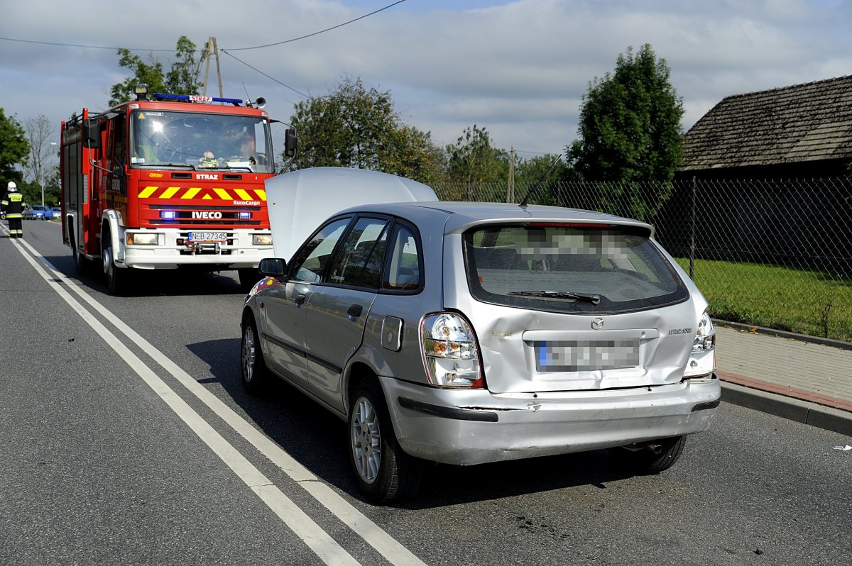 Wypadek koło Pasłęka. Zbyt późno zauważył stojący samochód [zdjęcia]