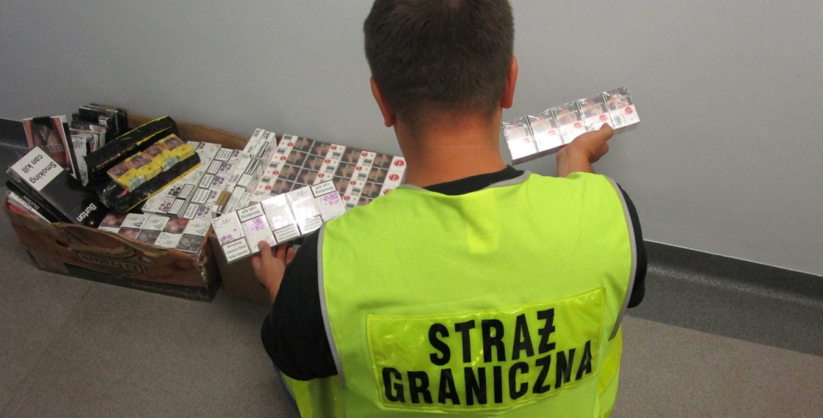 Blokowała drzwi, miała nielegalne papierosy. Interwencja na targowisku miejskim