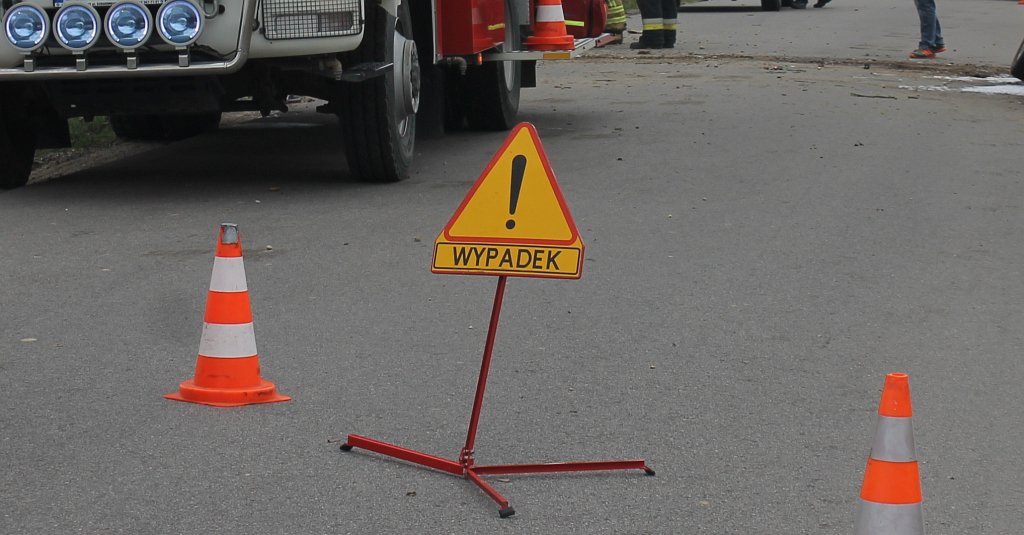 Wyprzedzał i uderzył w skręcającą ciężarówkę. Wypadek w Kazimierzowie