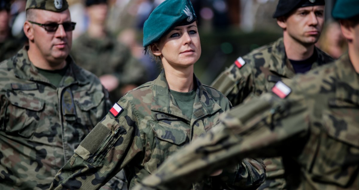Defilada na starówce z wozami bojowymi. Święto Wojska Polskiego w Elblągu