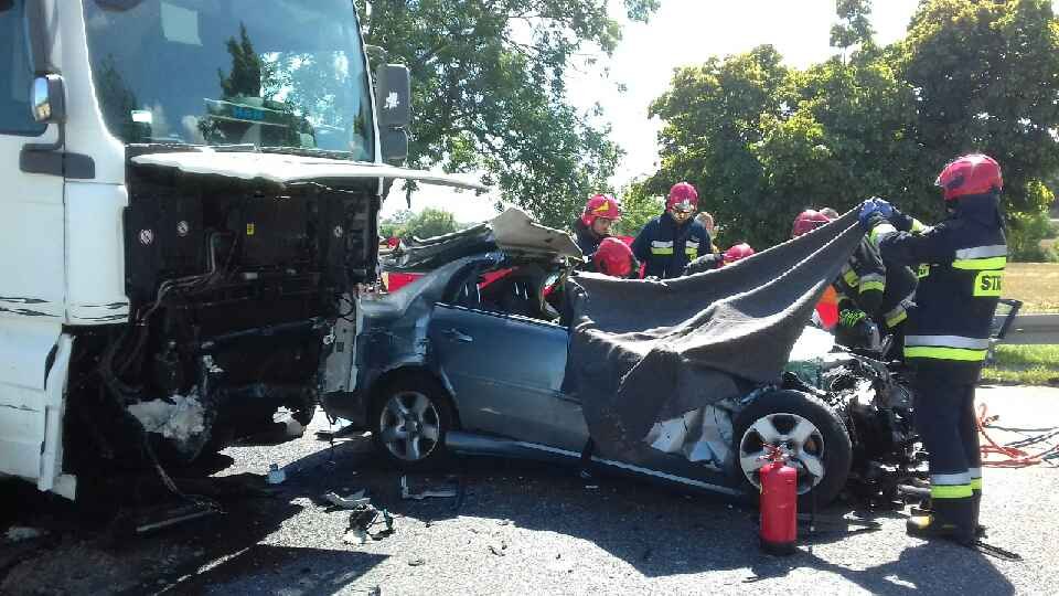 Śmiertelny wypadek w Kazimierzowie. Nagle zjechał na lewy pas i zderzył się z ciężarówką