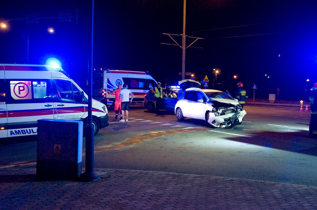 Nocna stłuczka na skrzyżowaniu Płk. Dąbka i Piłsudskiego [zdjęcia]