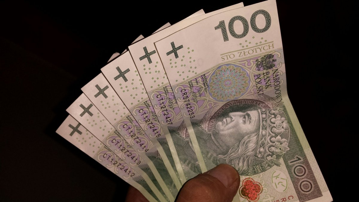 Znalazł pieniądze przy bankomacie. Szukają ich właściciela