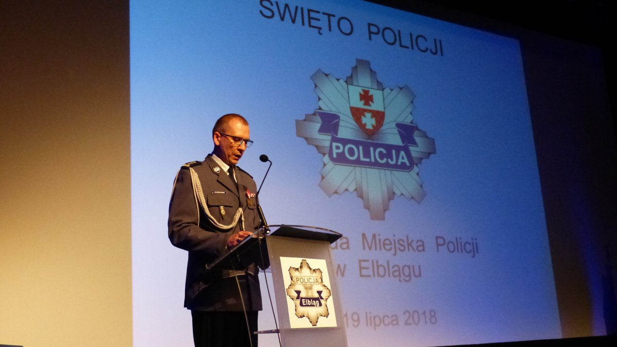 Święto Policji w Elblągu. Podziękowania, awanse i medale