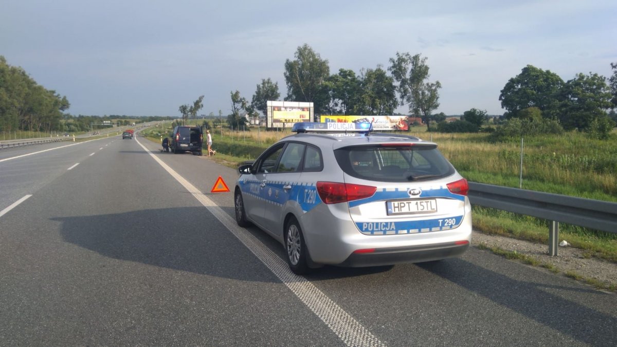 Policjanci pomogli turystom. Jednemu pękł klucz do kół, dla innych zatrzymali autobus