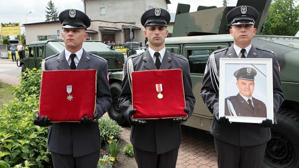 Minister pośmiertnie odznaczył pilota, który zginął w katastrofie pod Pasłękiem
