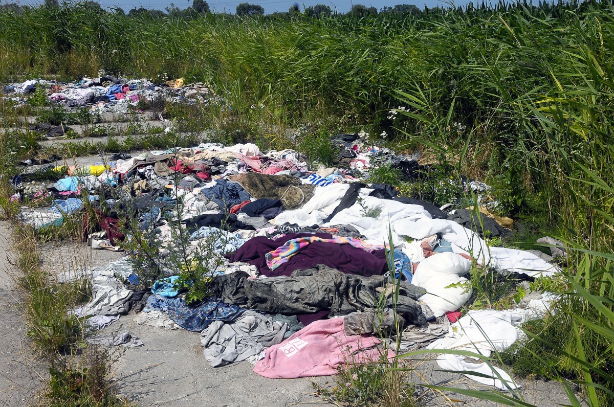 Znowu naśmiecili nad jeziorem Druzno. Tym razem ktoś pozbył się ubrań [zdjęcia]