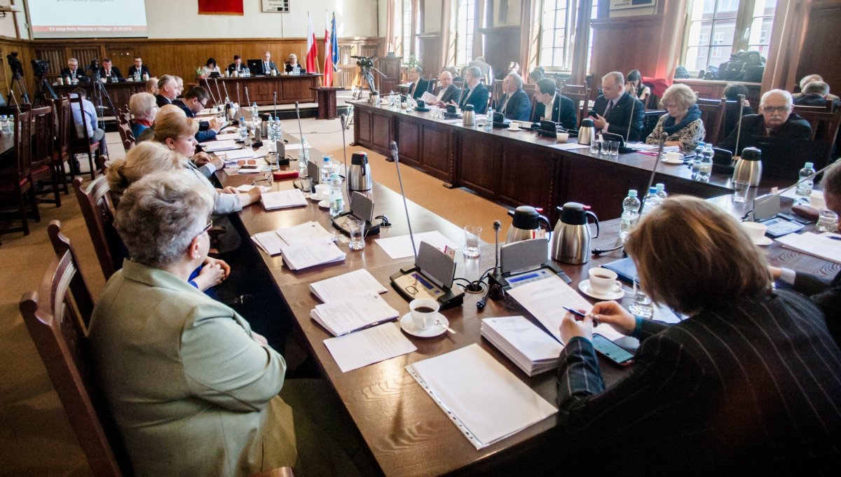 Radni obniżyli pensję prezydentowi Elbląga. Sobie już nie 