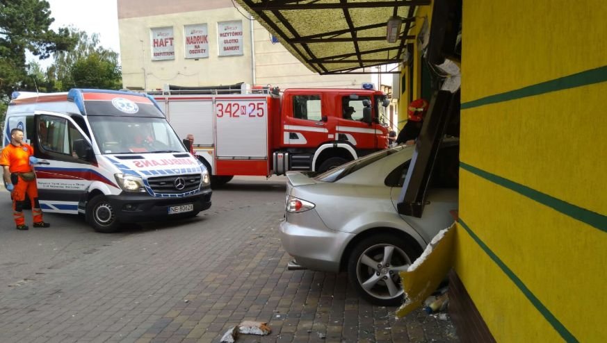 40-latek wjechał w witrynę sklepową. Mazda prawie w całości znalazła się w środku [ZDJĘCIA]