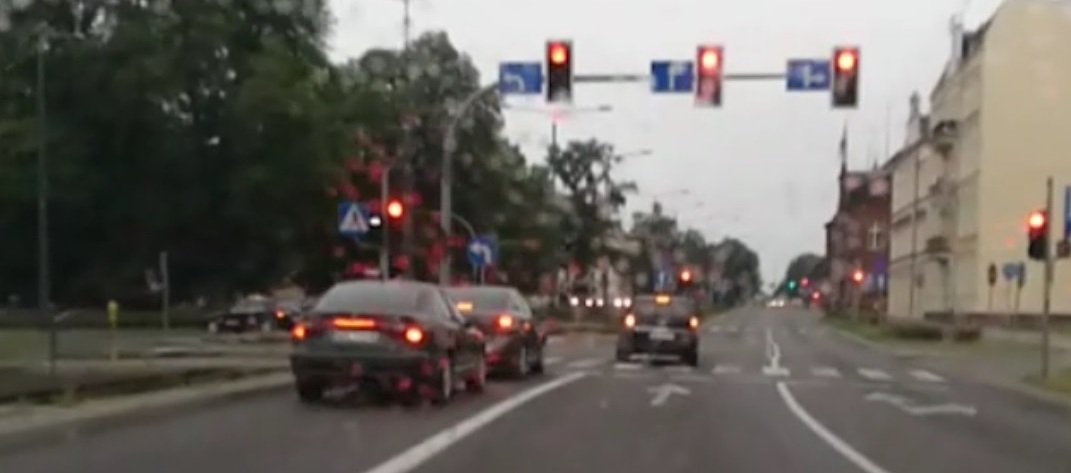 Przejechał na czerwonym. Twierdził, że spieszy się z dzieckiem do przedszkola