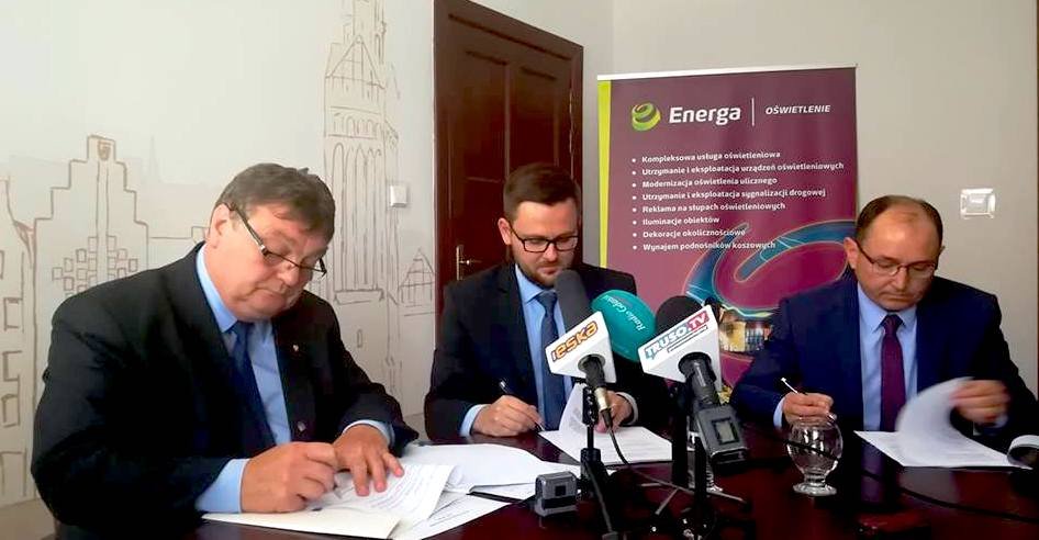 W Elblągu zrobi się jaśniej. Miasto podpisało umowę na modernizację ponad 6 tysięcy lamp