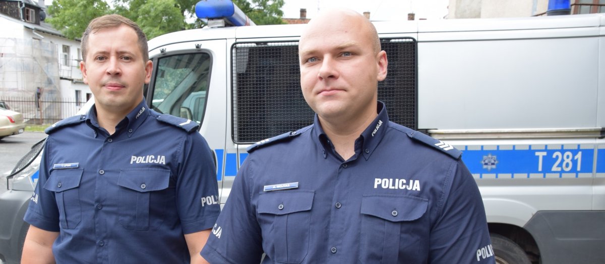 Błyskawiczna reakcja policjantów uratowała mieszkańców budynku przy Mącznej