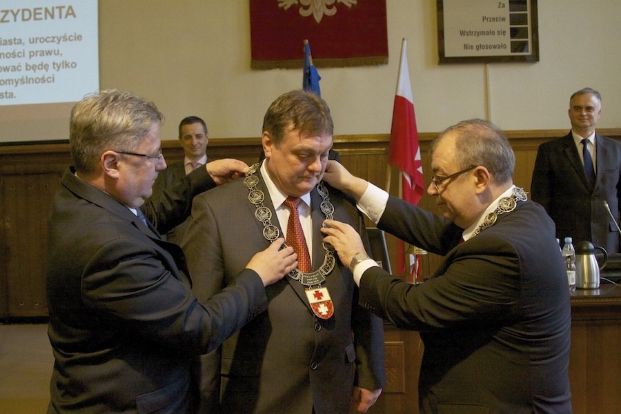 Prezydent Elbląga pod ostrzałem radnych PiS. Poważne zarzuty czy koncert życzeń?