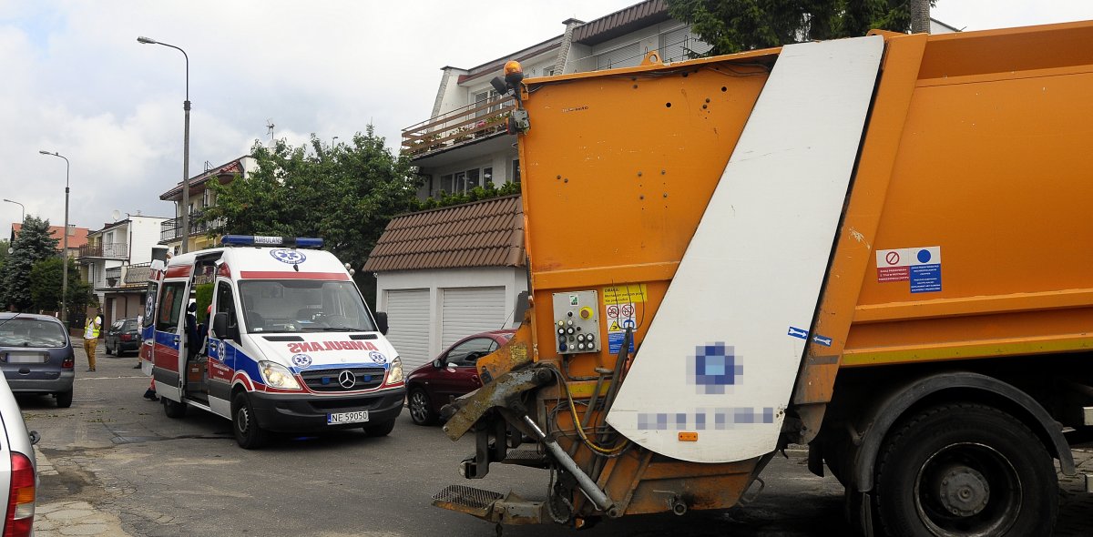 Wpadł pod koła śmieciarki i złamał nogę