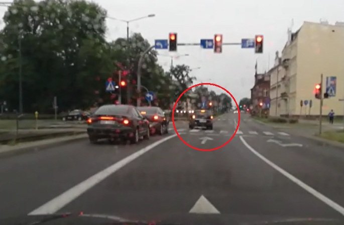 Pomóż policji odnaleźć tego pirata drogowego [film]