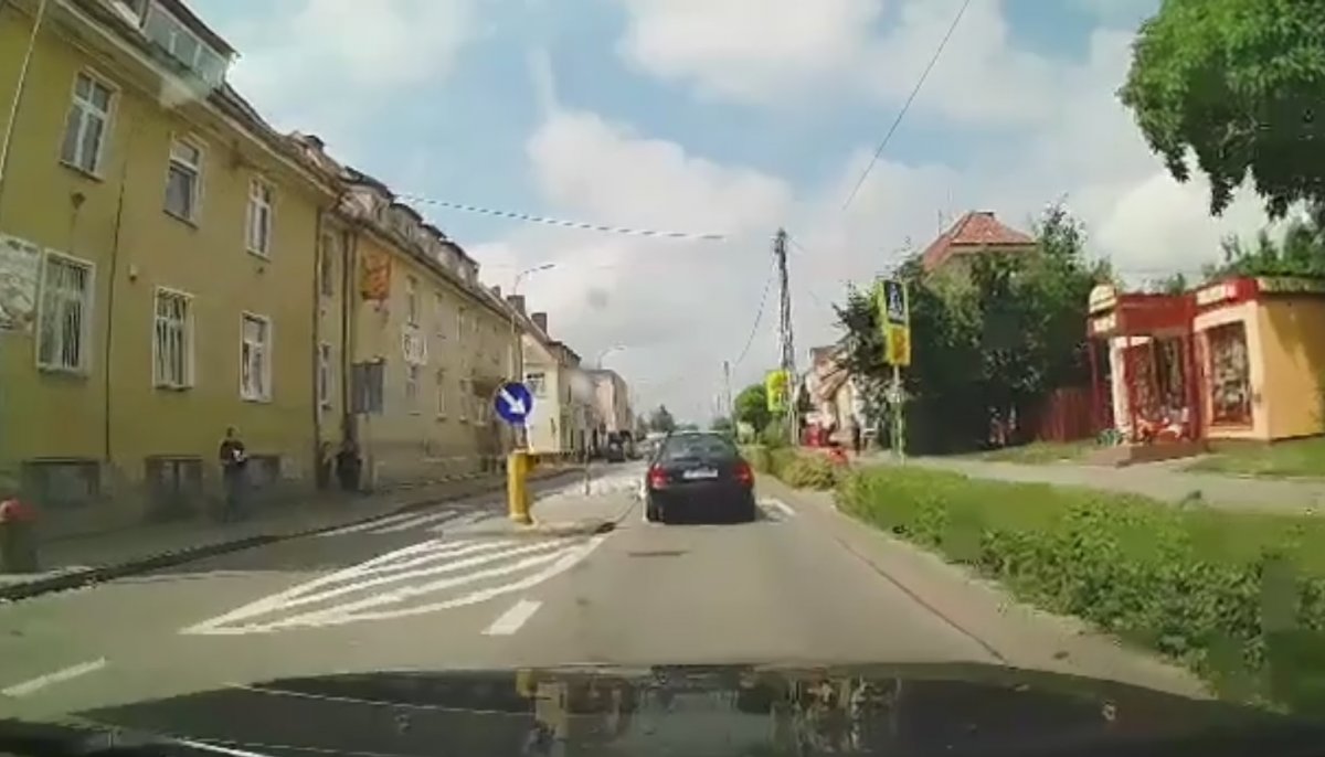 Wypadek na przejściu dla pieszych. Kobieta trafiła do szpitala