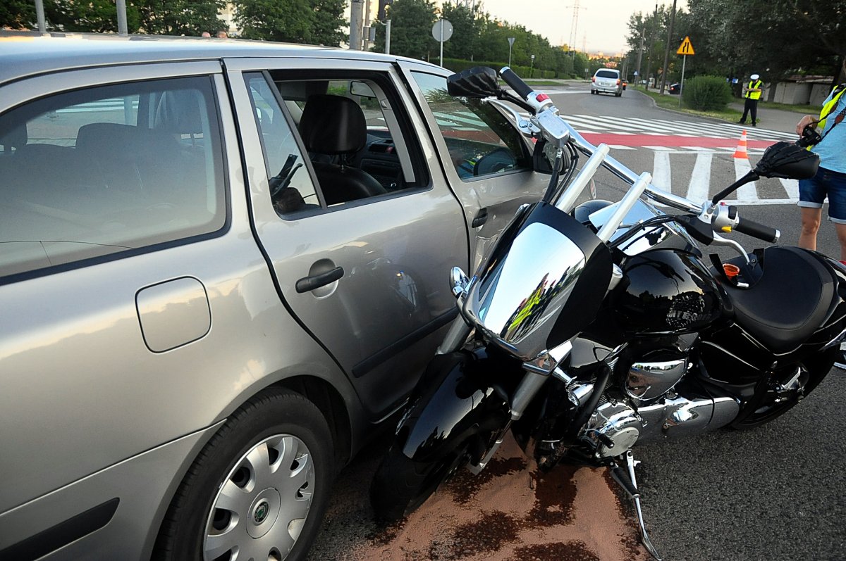 Stłuczka na Ogólnej. Zderzenie skody i motocyklisty [zdjęcia]