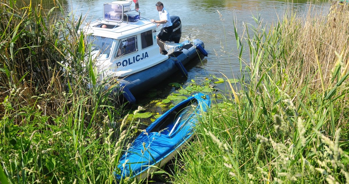 Dryfujący kajak na rzece Elbląg. Podejrzewali, że doszło do tragedii [zdjęcia]