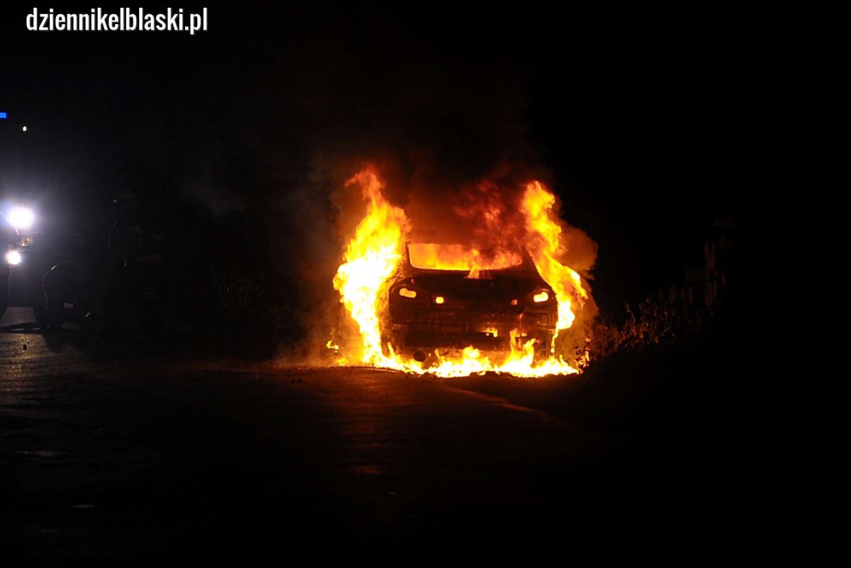 Poczuł dym w samochodzie... Zdążył wysiąść, auto spłonęło doszczętnie [zdjęcia]