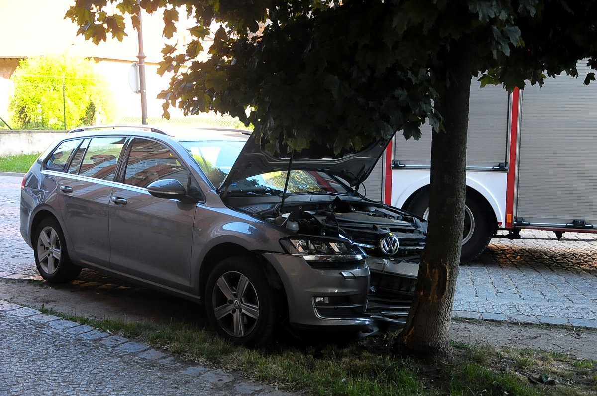 Pojechała prosto na łuku i uderzyła w drzewo. Pasażerka w szpitalu [zdjęcia]
